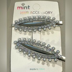 Girls Set of 2 Hair Clips Silver Tone Pearls and Crystal’s
